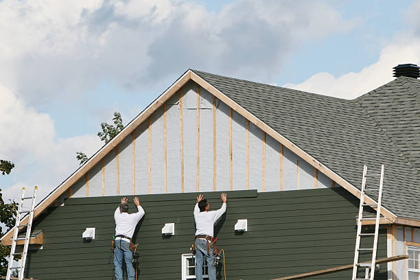 Professional Vinyl Siding technician working in Wood Dale, IL